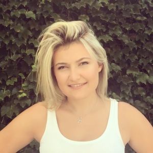 Meet your Posher, Xhulia